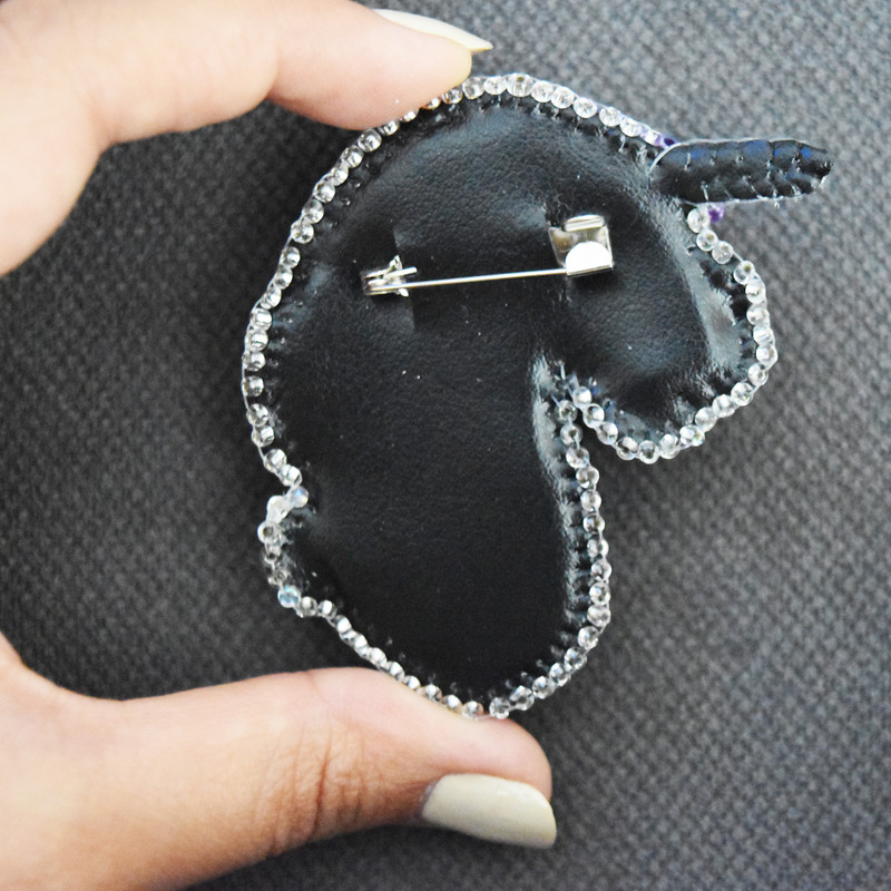 سنجاق سینه زنانه طرح اسب تک شاخ