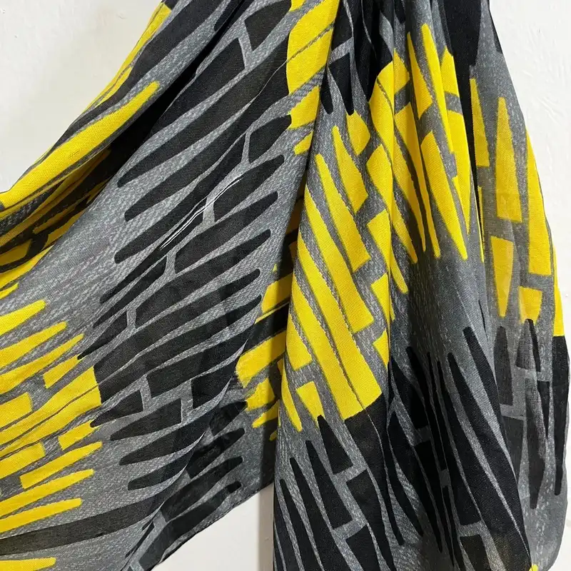 شال زنانه مدل مثلثی دور دوخت