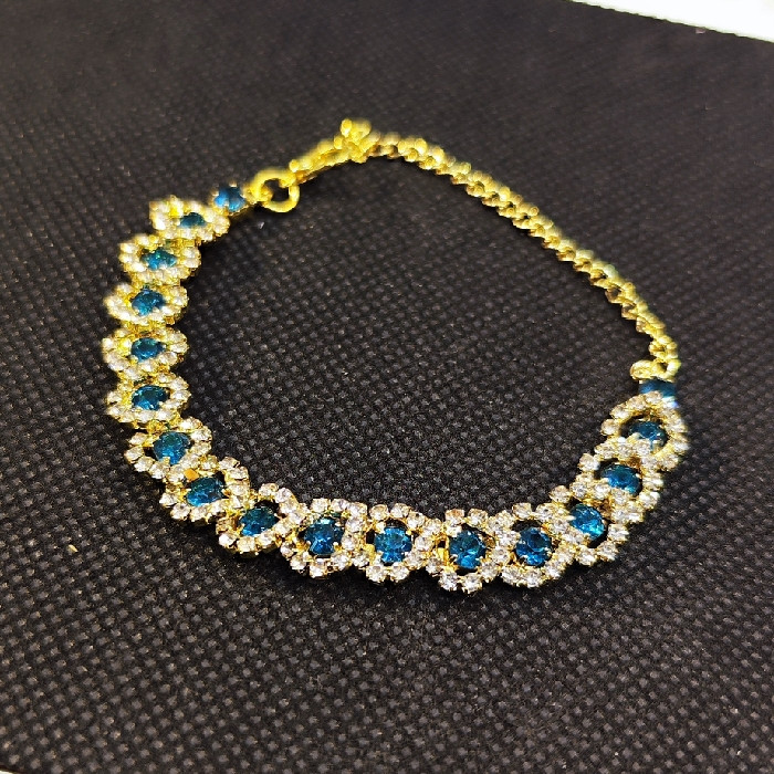 دستبند زنانه مدل قلب نگین دار کد 33