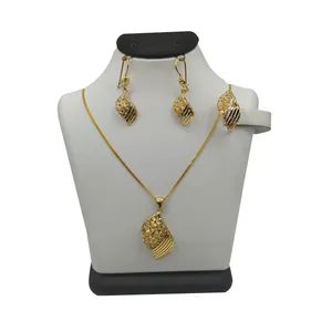 نیم ست طلا 18 عیار زنانه مدل ریناس