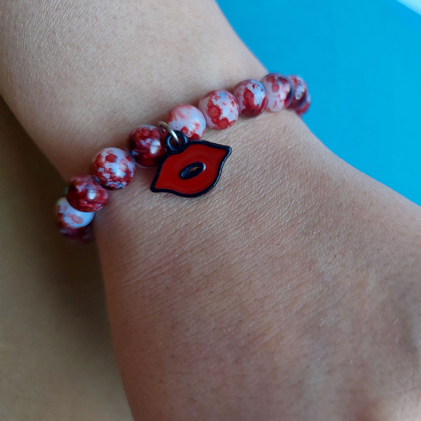 دستبند زنانه مدل آبرنگی آویز طرح لب کد HC146 دستبند زنانه مدل آبرنگی آویز طرح لب کد HC146