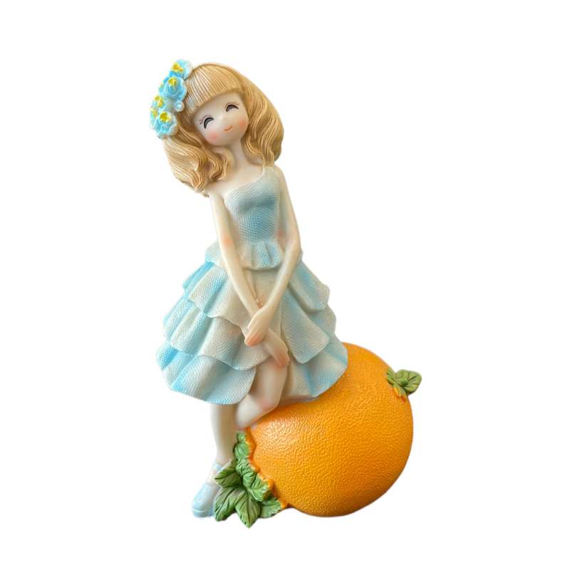 مجسمه مدل دختر و پرتقال