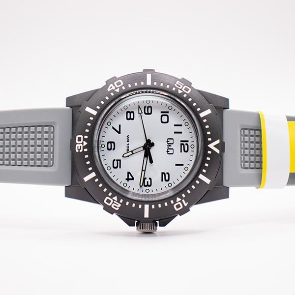 ساعت مچی عقربه‌ای مردانه کیو اند کیو مدل V32A-004VY