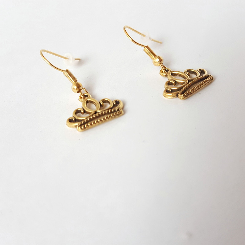 گوشواره دخترانه نمدیکا طرح تاج مدل کویین گوشواره دخترانه نمدیکا طرح تاج مدل کویین