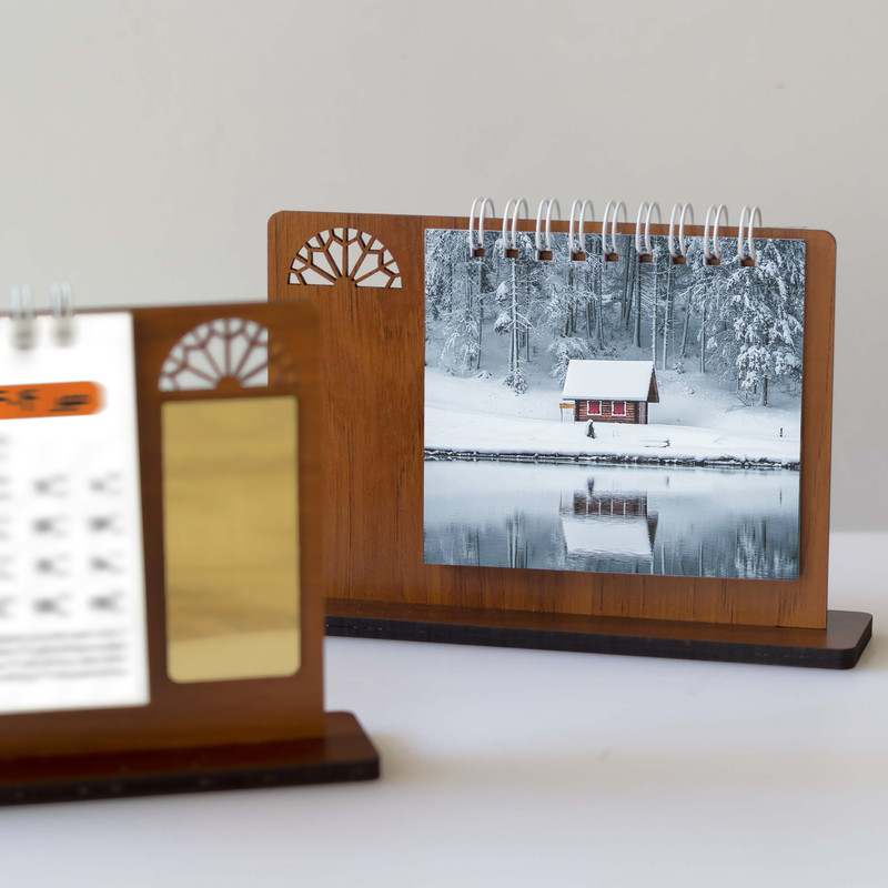 تقویم رومیزی سال 1404 مدل پنجره چوبی بسته 2 عددی