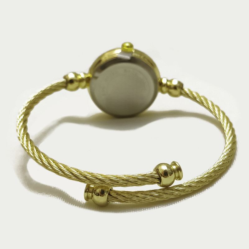 ساعت مچی عقربه ای زنانه مدل بنگل النگویی ظریف کد 1.1