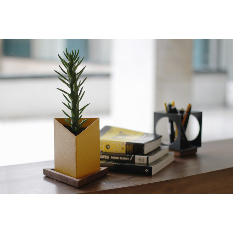 گلدان مدل Triangle-MEDIUM گلدان مدل Triangle-MEDIUM