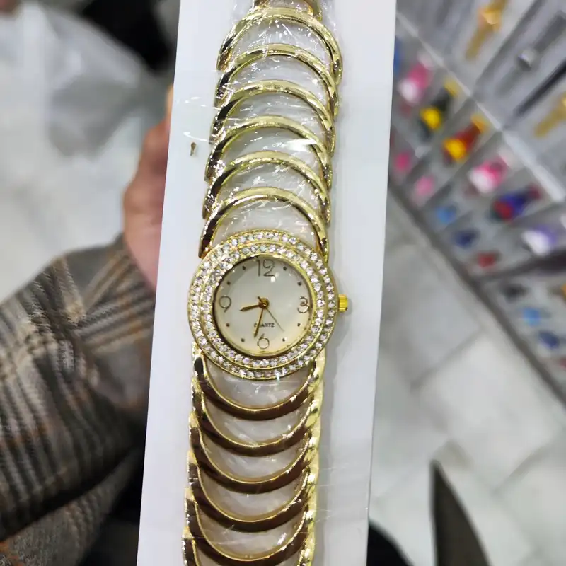 ساعت مچی عقربه ای زنانه مدل قاب نگین دار بند حلقه ای کد 1