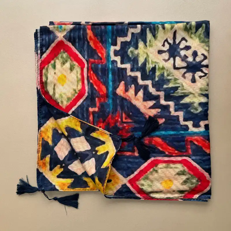 روسری زنانه مدل نخی آبرنگی شاد گلیمی سنتی قواره بزرگ منگوله دار چهار فصل