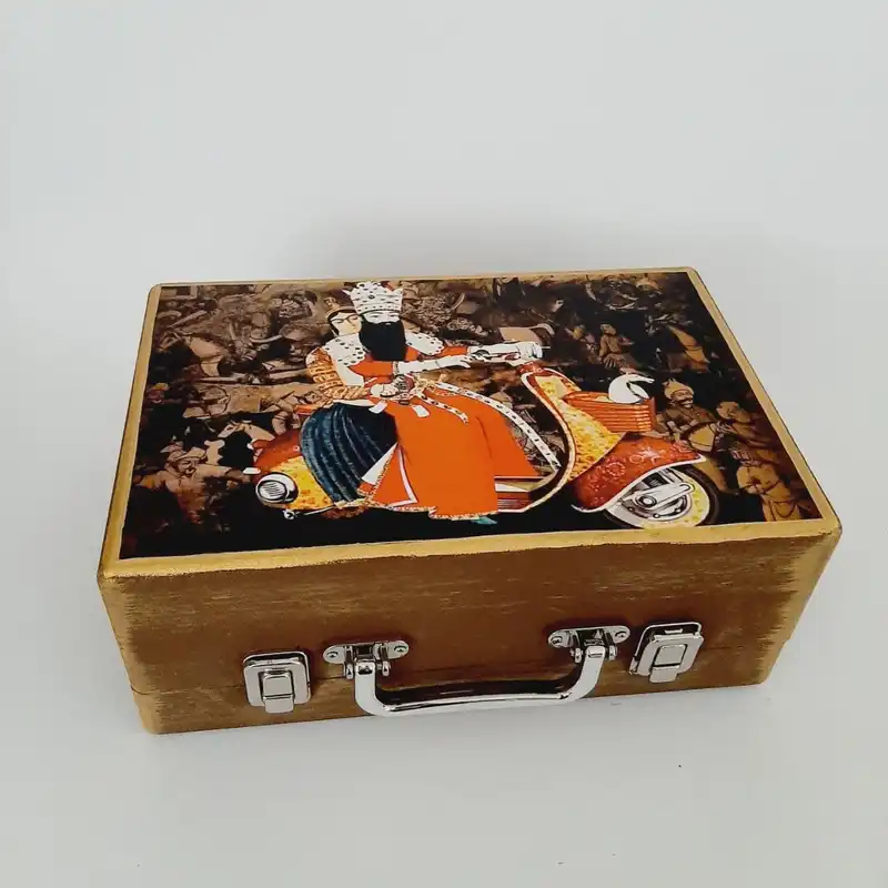 جعبه هدیه چوبی مدل چمدان طرح فانتزی قجری کد WS09