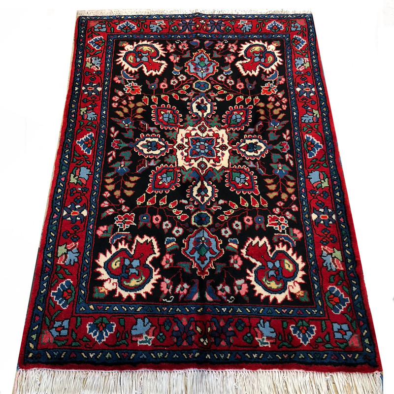 فرش دستبافت ۱.۵ متری مدل نهاوند زمینه مشکی