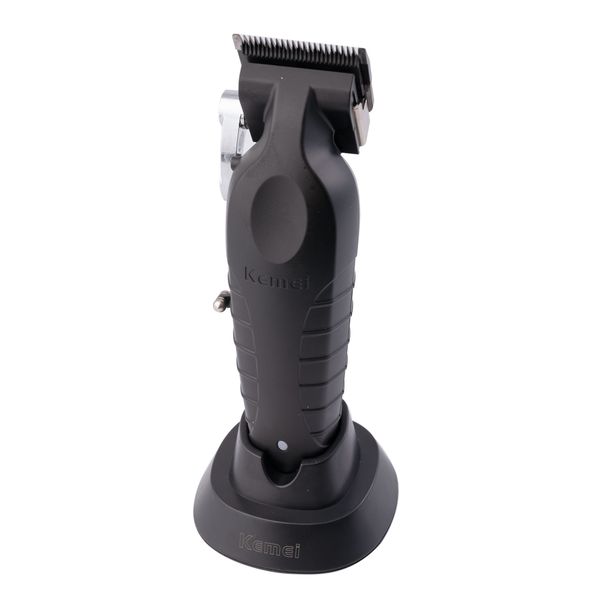 ماشین اصلاح موی سر و صورت تریمر کیمی مدل KM-2296، با طراحی ارگونومیک، دارای چراغ نشانگر شارژ، منبع انرژی باتری قابل شارژ، اندازه اصلاح 0.2 تا 2 میلی‌متر، جنس تیغه کربن استیل، مدت زمان شارژ 210 دقیقه و مدت زمان استفاده پس از شارژ 350 دقیقه