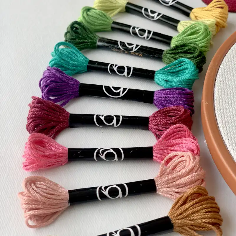 بسته آموزش گلدوزی مدل دختر دانا مجموعه 18 عددی