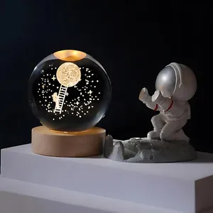 چراغ خواب مدل گوی شیشه ای سه بعدی طرح فضانورد و ماه نردبان