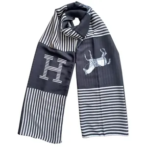 شال زنانه هرمس مدل نخی چهارخانه خط دار اسبی 