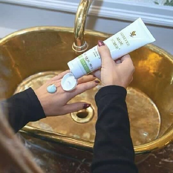 اسکراب لایه بردار فوراور لیوینگ پروداکتس مدل آلوئه ورا وزن 99 گرم