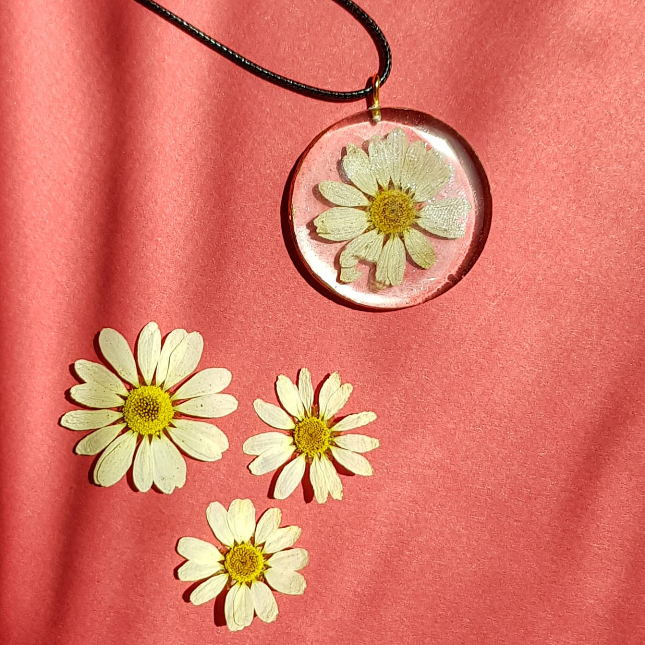 گردنبند دخترانه مدل رزینی گل بابونه گردنبند دخترانه مدل رزینی گل بابونه