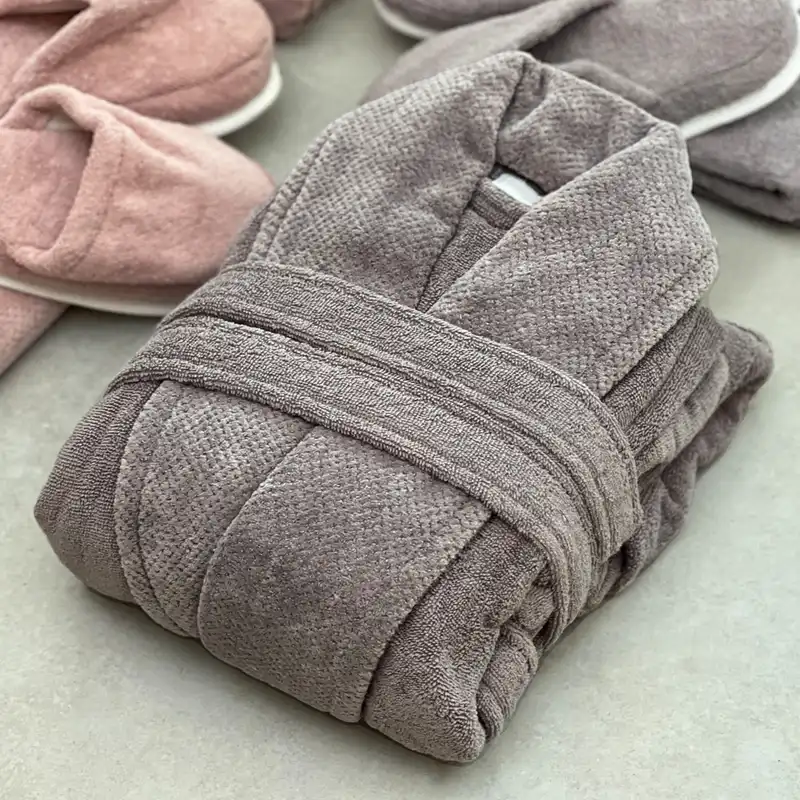 سرویس حوله پالتویی 11 تکه مدل عروس و داماد طرح میکرو کد 61907