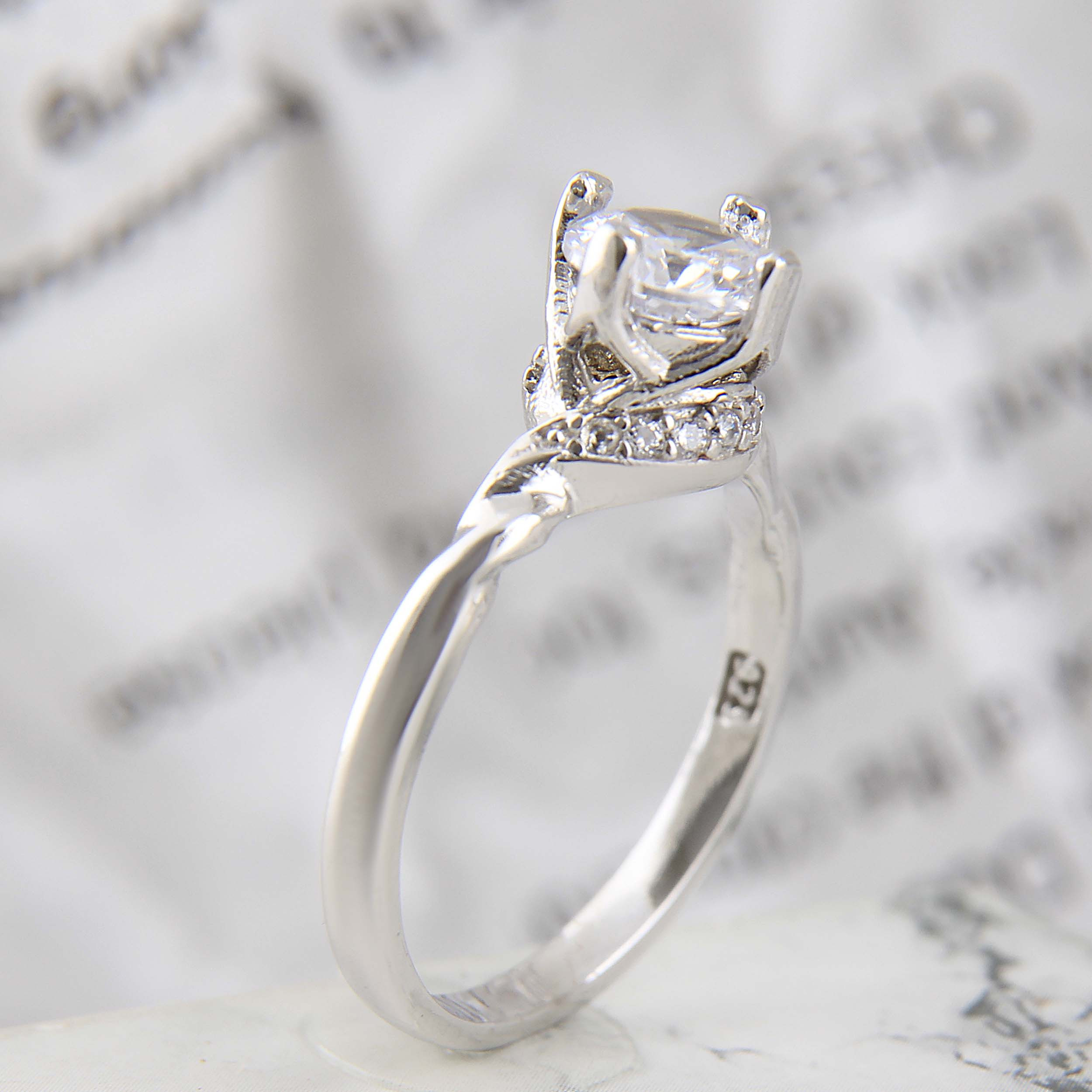 انگشتر نقره زنانه بازرگانی میلادی مدل نگین برلیان اتمی ابکاری رادیوم طرح نامزدی کد AWR_1433