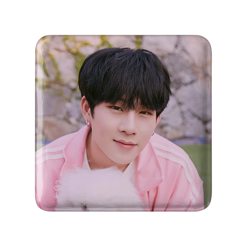 مگنت خندالو طرح جوهان گروه مانستا اکس MONSTA X  مدل مربعی کد 21126