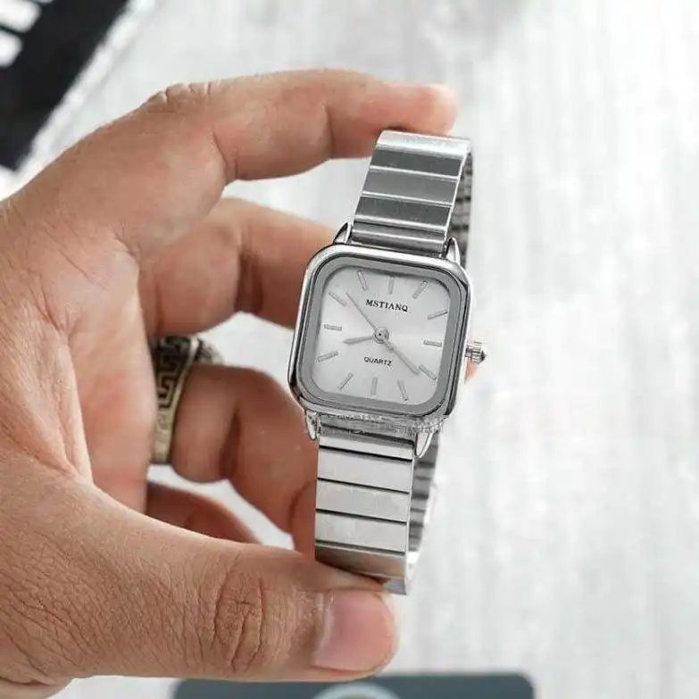 ساعت مچی عقربه ای زنانه مدل بند ریلی 01