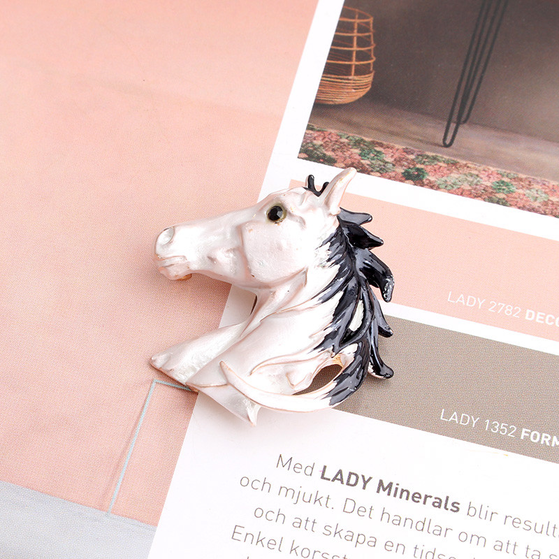 گل سینه زنانه مدل اسب کد G_Lnd_526 گل سینه زنانه مدل اسب کد G_Lnd_526