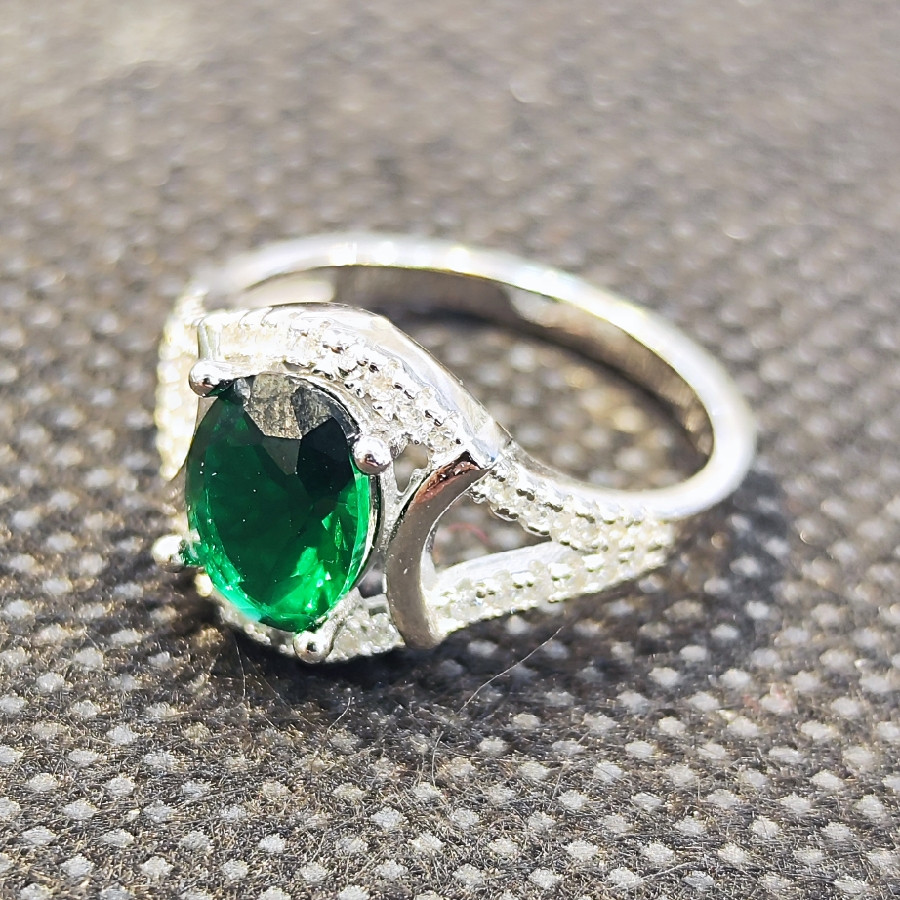 انگشتر نقره زنانه مدل سنگ زمرد کد 65 انگشتر نقره زنانه مدل سنگ زمرد کد 65