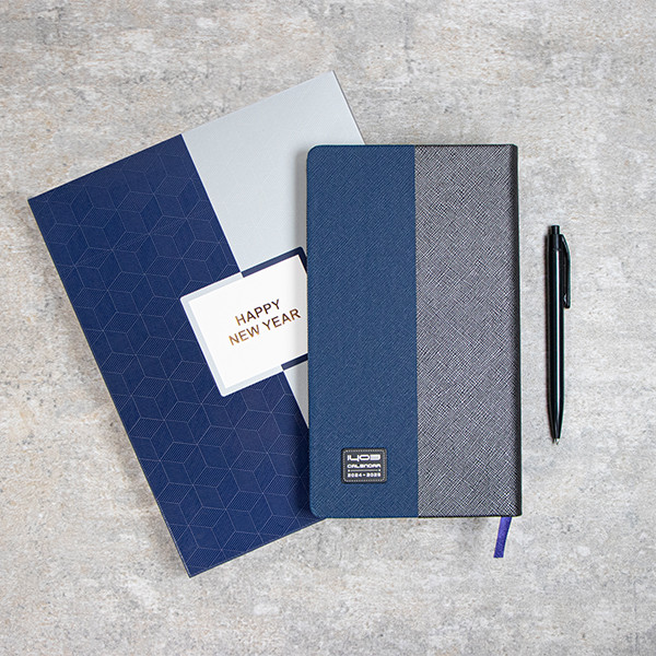 سالنامه سال 1403 مدل نوا کد 800 به همراه خودکار سالنامه سال 1403 مدل نوا کد 800 به همراه خودکار