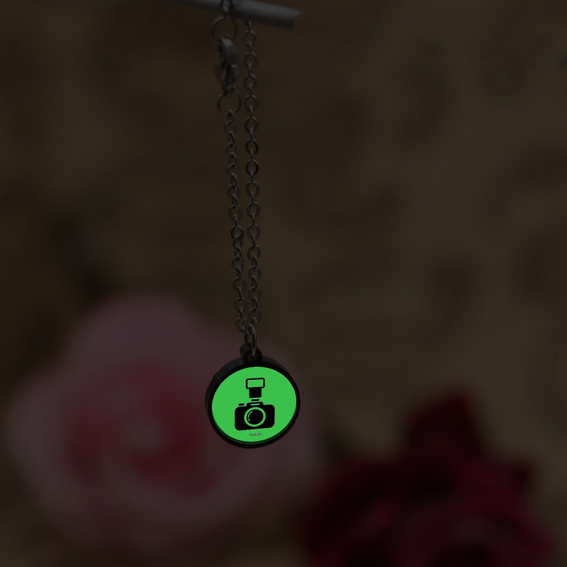 آویز ساعت زنانه ناکسیگو مدل شب تاب طرح عکاسی کد AW7278