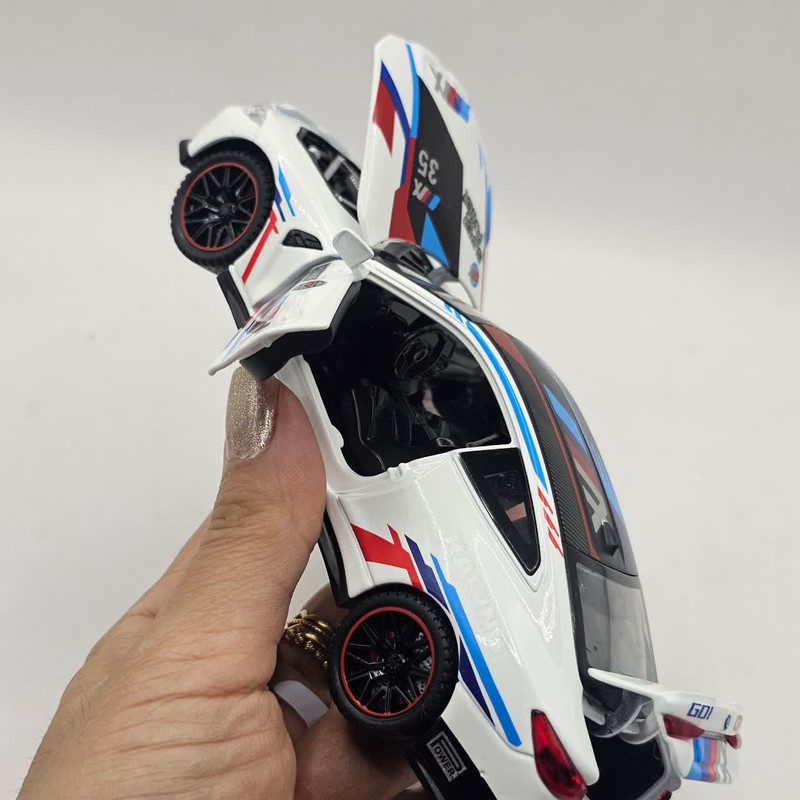 ماشین بازی ناب سل مدل بی ام و فلزی چراغدار موزیکال عقب کش M4 کد 1:32BMW M4 WHIT LIGHT&MUSIC