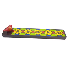 جاعودی بتنی مدل  پنجره سنتی رنگی و مرغ آمین