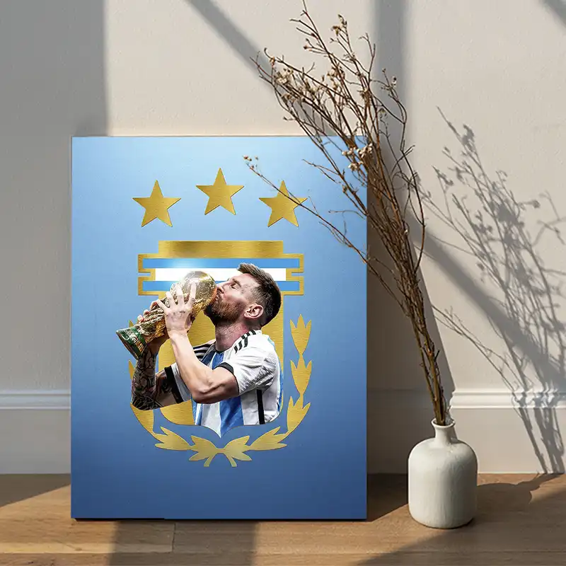 تابلو شاسی دیکوماس طرح بوسه لیونل مسی بر جام جهانی مدل NC109