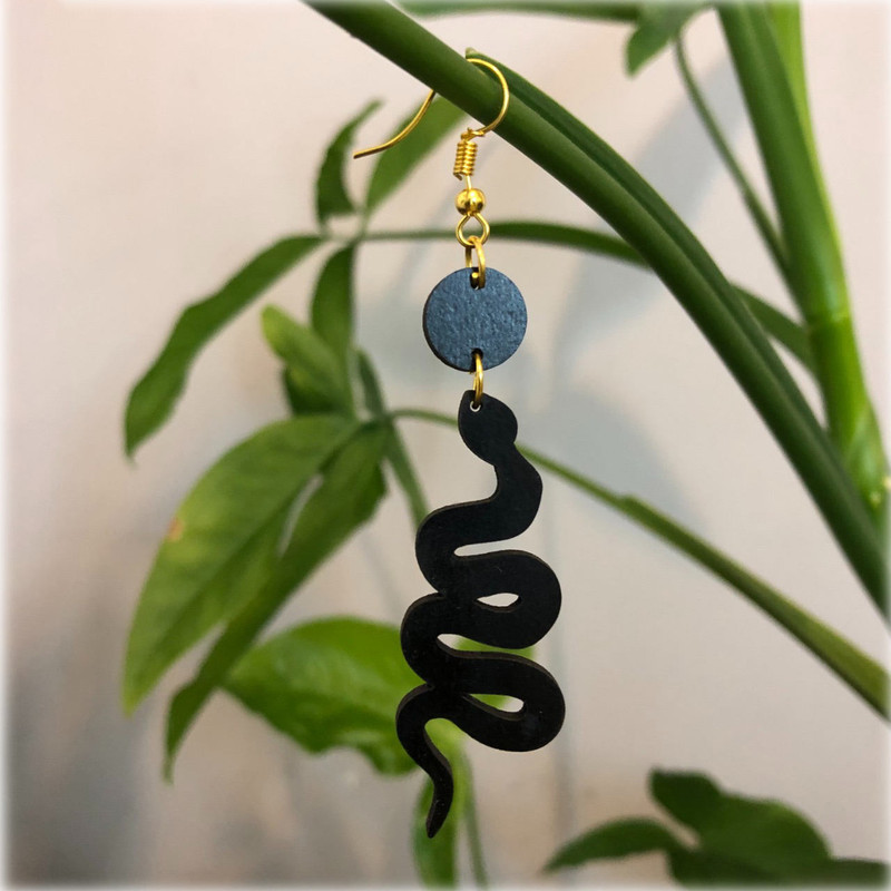 گوشواره زنانه مستر راد مدل مار گوشواره زنانه مستر راد مدل مار