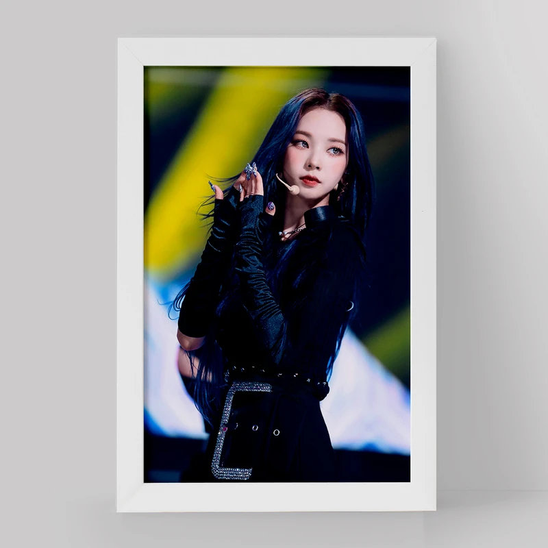 تابلو خندالو مدل کارینا گروه گروه آسپا Aespa کد 19716