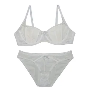 ست شورت و سوتین زنانه مدل حریر دانتل فنردار 