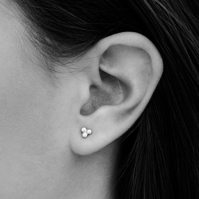 گوشواره نقره زنانه مدل میخی سه گوی AG1 گوشواره نقره زنانه مدل میخی سه گوی AG1