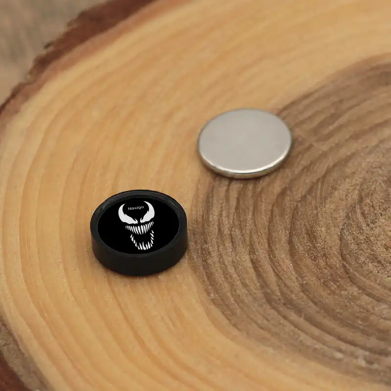 پیرسینگ گوش زنانه ناکسیگو مدل شب تاب طرح ونوم کد PM5895