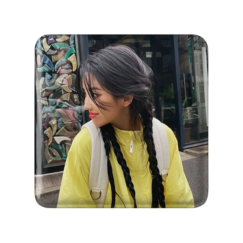 مگنت خندالو طرح سویون گروه جی آیدل GIdle  مدل مربعی کد 19570