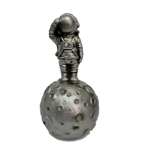 مجسمه مدل فضانورد روی ماه کامل 