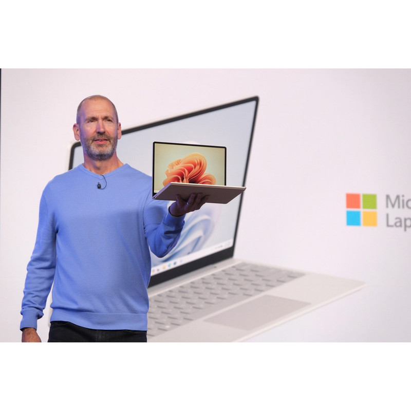 لپ‌تاپ مایکروسافت مدل Surface Laptop Go 3 با پردازنده Core i5-1235U، رم LPDDR5 16GB ، حافظه SSD با ظرفیت 256GB، نمایشگر لمسی 12.4 اینچ PixelSense، دارای حسگر اثر انگشت، سیستم‌عامل Windows 11