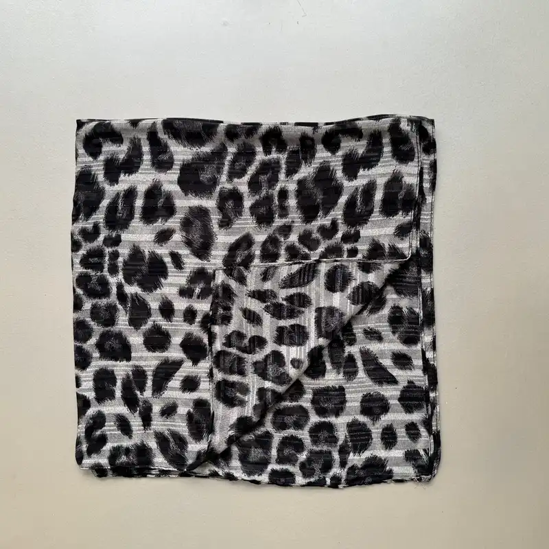 روسری زنانه مدل مینی حریر راه راه شیشه ای پلنگی قواره 70