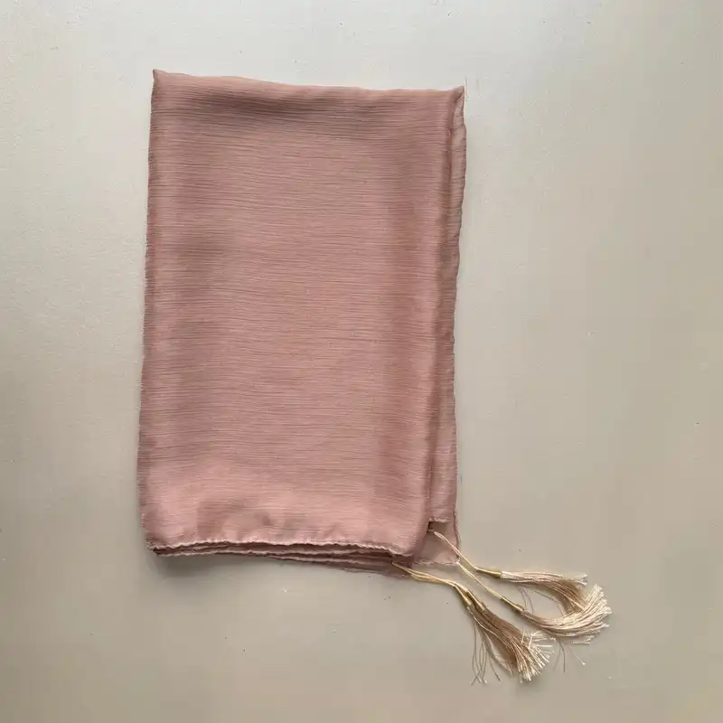 شال زنانه مدل حریر شیشه ای ساده و نازک منگوله دار کد 61