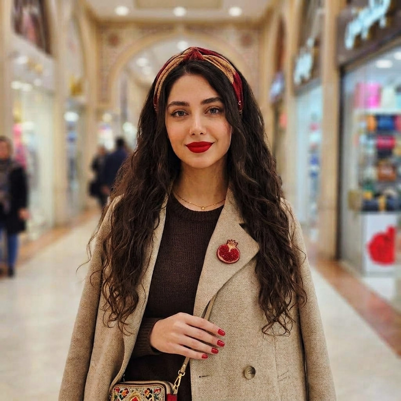 سنجاق سینه دست ساز زنانه مدل انار یاقوت