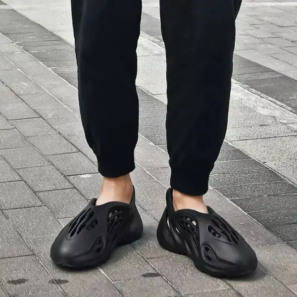 کفش ساحلی مدل Yeezy Foam Runner