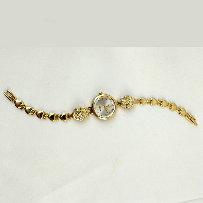 ساعت مچی عقربه ای زنانه مدل نگین دار قلبی کد ghn1