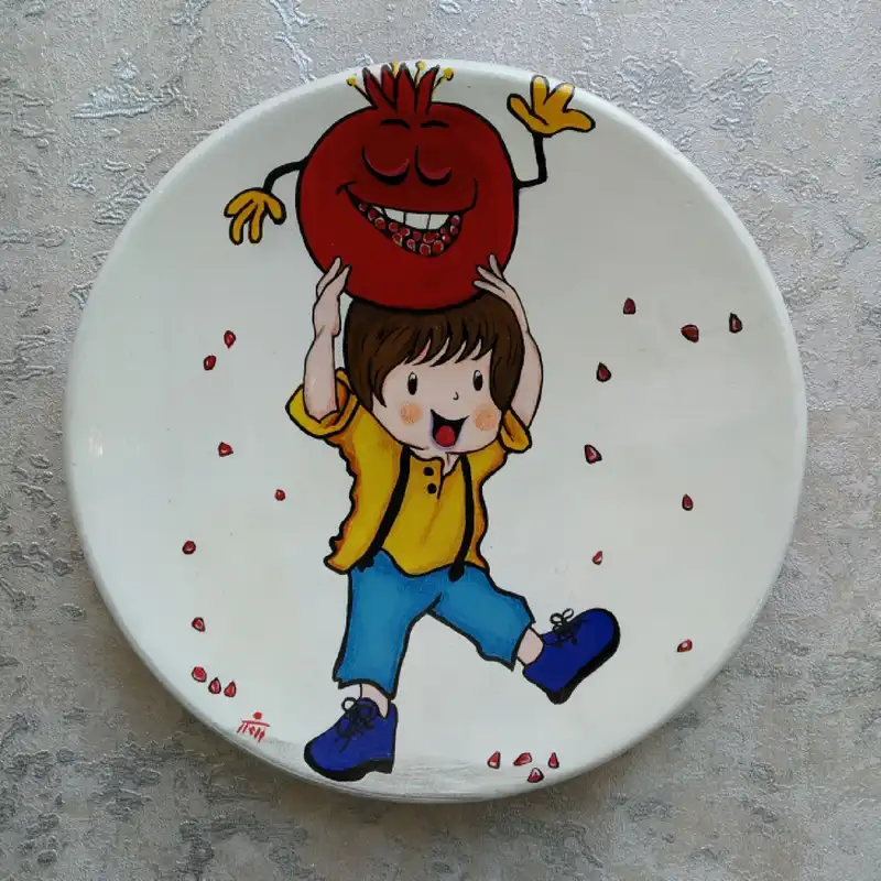 بشقاب دیوارکوب سفالی طرح کودکانه مدل پسرک یلدایی