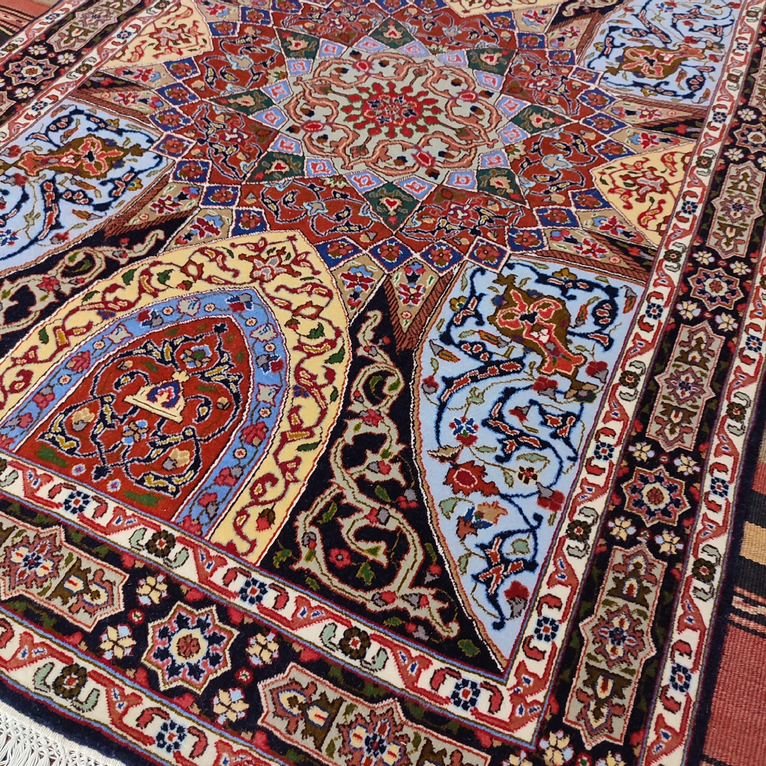 فرش دستبافت دو متری طرح گنبدی کد SH 52