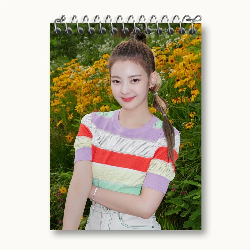 دفتر یادداشت 50 برگ خندالو مدل لیا گروه ایتزی ITZY کد 20199