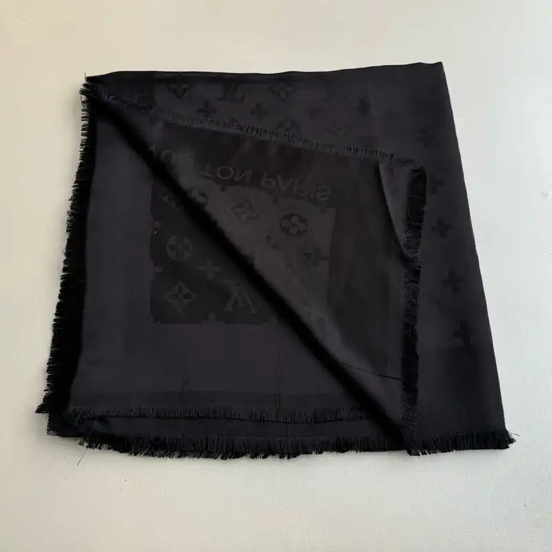 روسری زنانه مدل نخی قواره بزرگ رسمی اداری چهار فصل طرح لویی ویتون کد 1