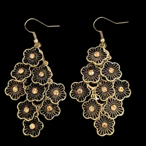 گوشواره زنانه مدل گل نگینی